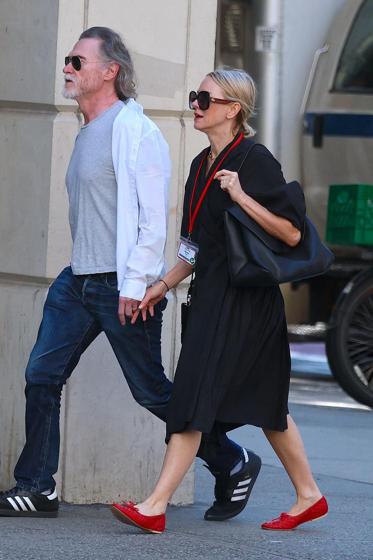 Naomi Watts con unas bailarinas rojas.