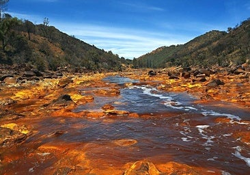 El espectacular paisaje andaluz que parece Marte está en Huelva: tiene una mina Arcoíris y un tren de la Luna
