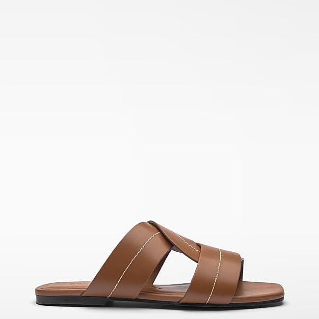 Sandalias planas en piel responsable con tiras entrelazadas de Adolfo Domínguez, 129 euros.