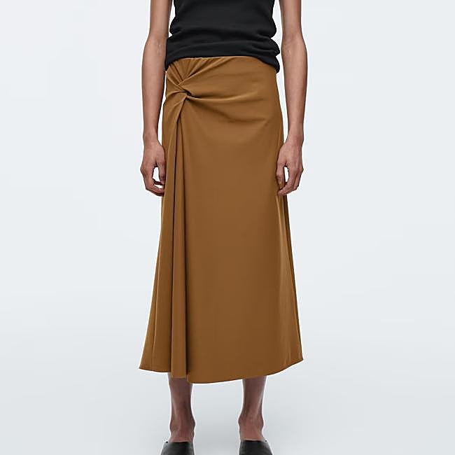 Falda marrón con nudo de COS, 69 euros.