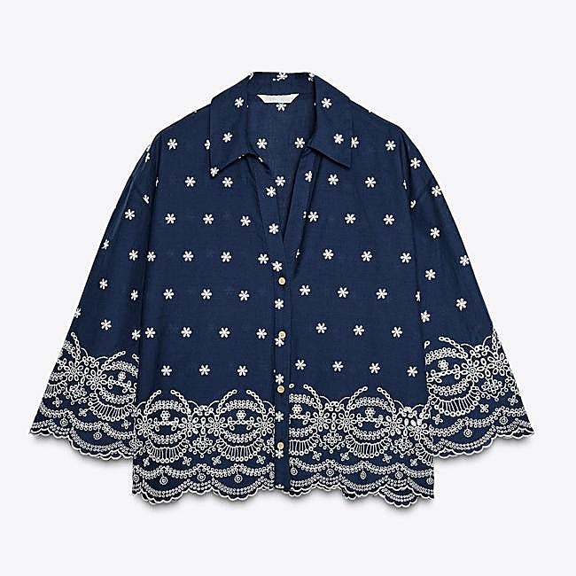 Camisa con bordados de Zara (27,99 euros)