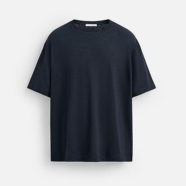 Imagen principal - Camiseta lino-algodón de Zara (19,95€)/ Sandalias Olimpo de Natural World (58€)/ Bermuda tiro alto con lino de Zara (22,95€)