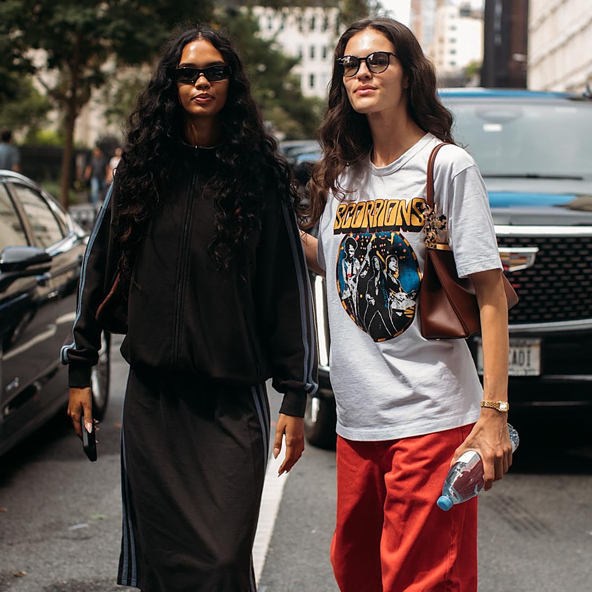 Mujer con camiseta masculina