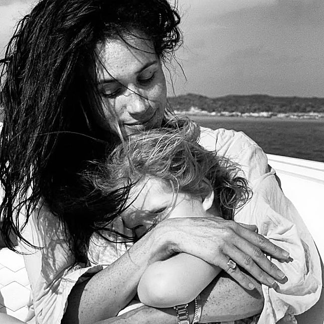 Meghan Markle posa con su hija Lilibet.