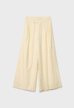 Imagen secundaria 2 - Camiseta Peanuts blanca de Pull and Bear (15,99€)/ Bailarinas trenzadas de H&M (24,99€)/ Pantalón fluido pinzas de Stradivarius (25,99€)