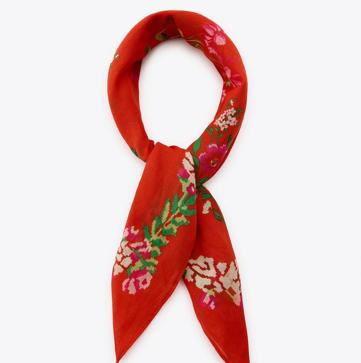 Imagen secundaria 1 - Camiseta estampada de Lefties (9,99€)/ Pañuelo algodón bordados (12,95€)/ Falda midi con textura (25,99€)