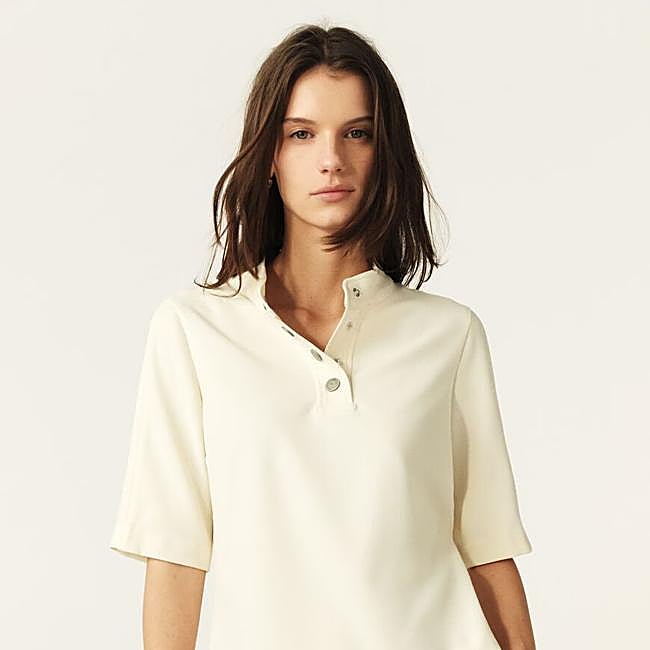 Top tipo polo en color hueso de Alohas.