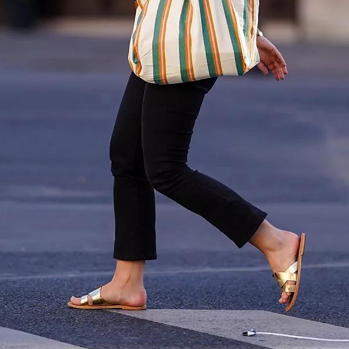 Influencer con sandalias doradas