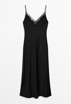 Imagen secundaria 2 - Camiseta con motivos estampados Loose Fit de H&M (9,99€)/ Zapatillas Saint Louis de Hoff (110€)/ Vestido largo lencero satinado de Massimo Dutti (89,95€)