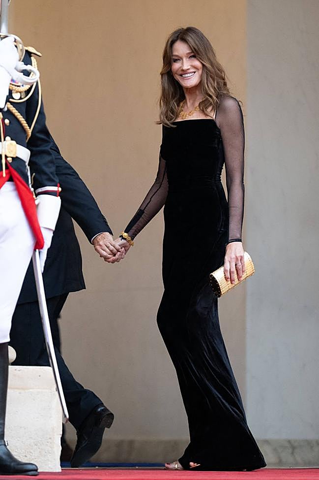 Carla Bruni escogió un vestido largo con mangas semitransparentes.