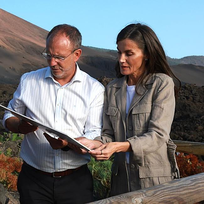 La reina luce esta chaqueta que es de Adolfo Domínguez.