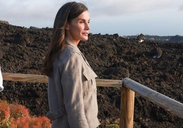 La reina Letizia rescata su chaqueta sahariana favorita en La Palma perfecta para las noches de verano