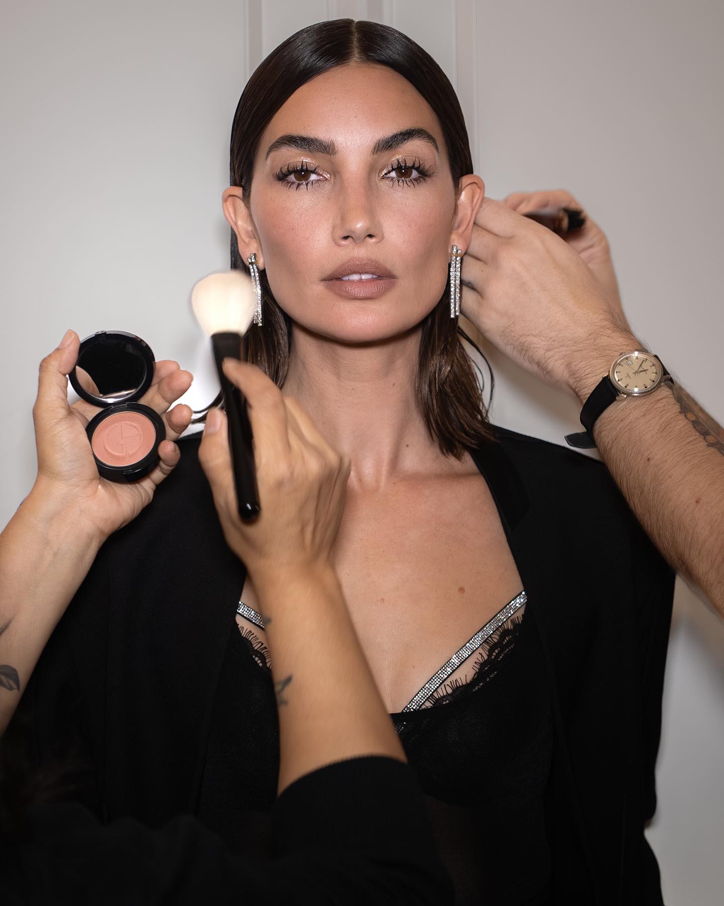 Lily Aldridge maquillándose.