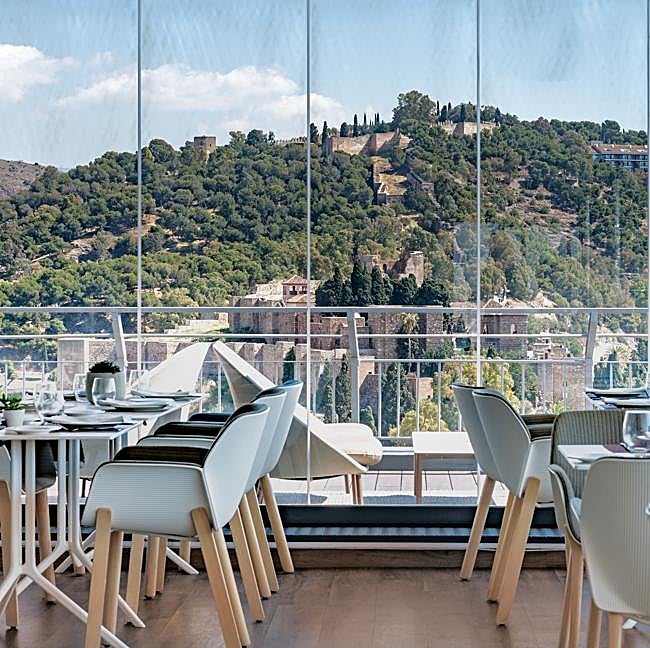 El restaurante Ático del AC Málaga Palacio, un lugar ideal para degustar la mejor gastronomía con una panorámica inolvidable.