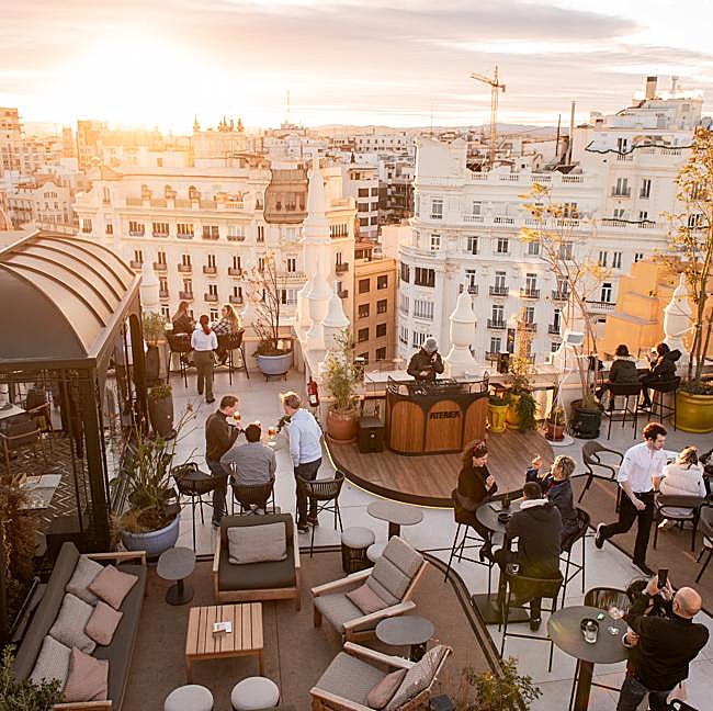 El rooftop del Atenea Sky de Valencia, punto de encuentro aquellos a los que les gusta disfrutar del mejor ambiente acompañados de una interesante propuesta gastronómica.