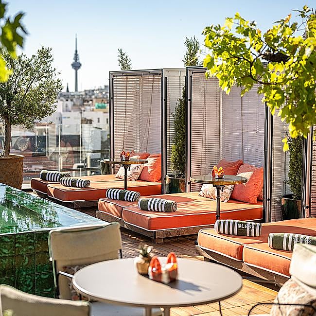 El rooftop del Bless Hotel de Madrid, un oasis en el corazón de la capital.