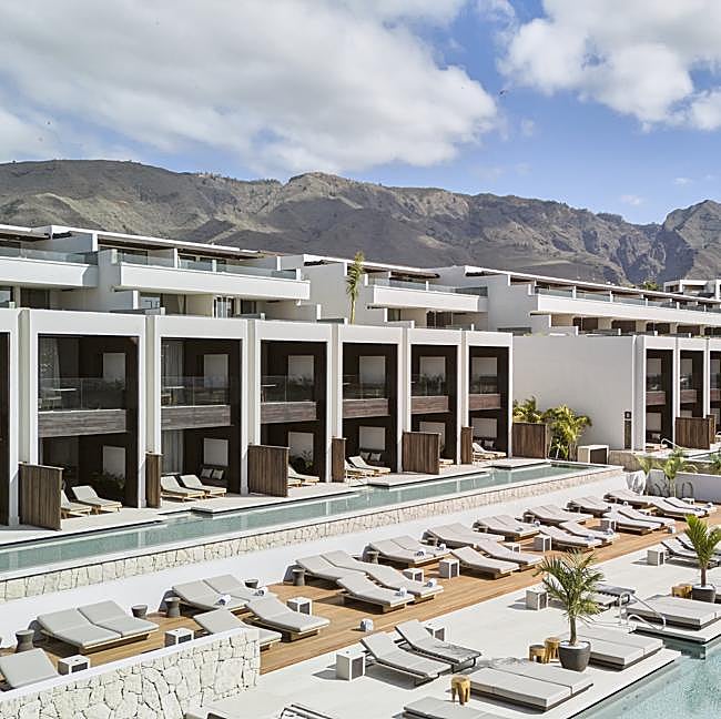 Las piscinas y las terrazas privadas desde las que se disfruta del atardecer en el Royal Hideaway Corales Villas.