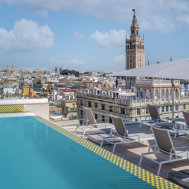 Piscina y gastronomía local en un marco incomparable, la propuesta del Querencia de Sevilla.