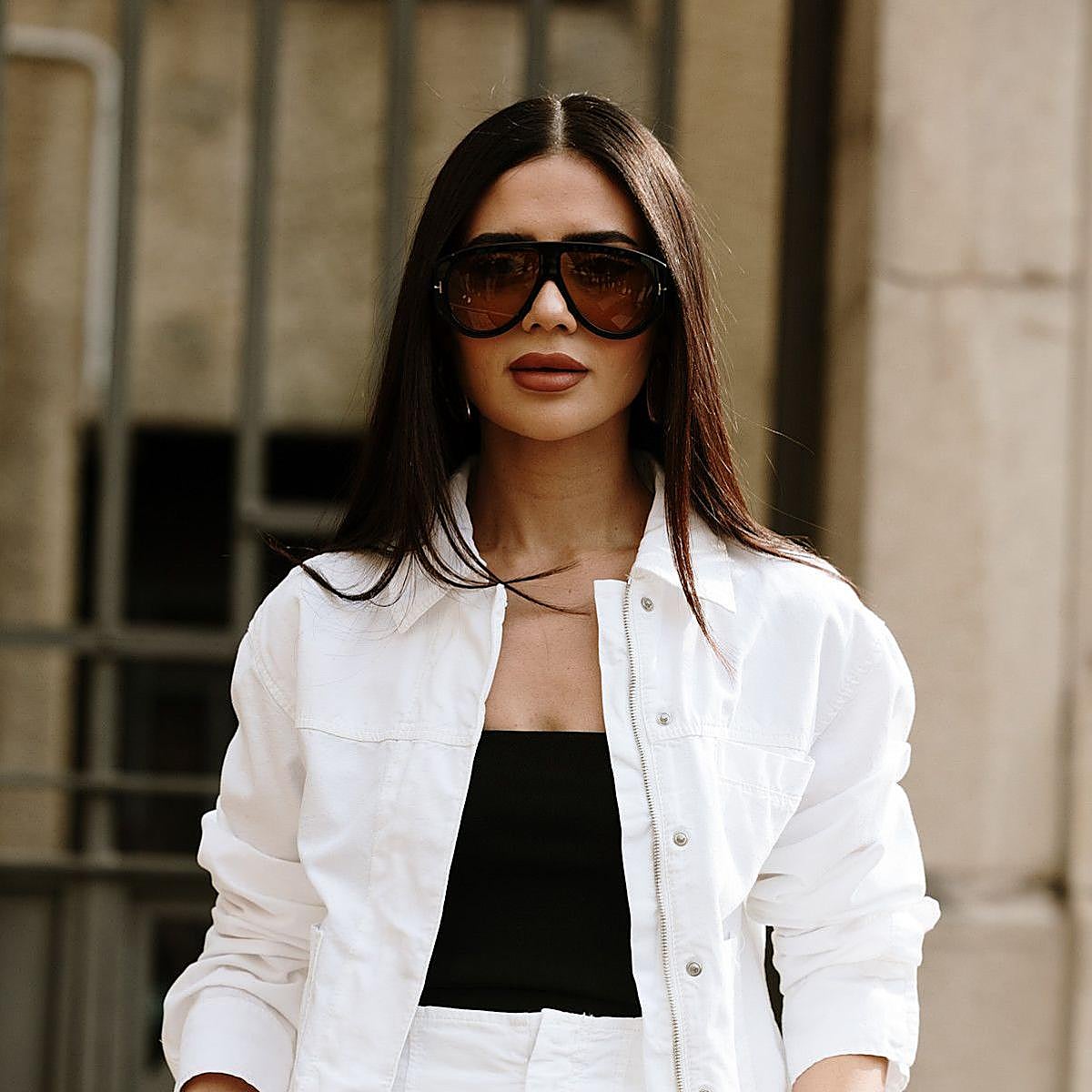 Influencer con pelo liso