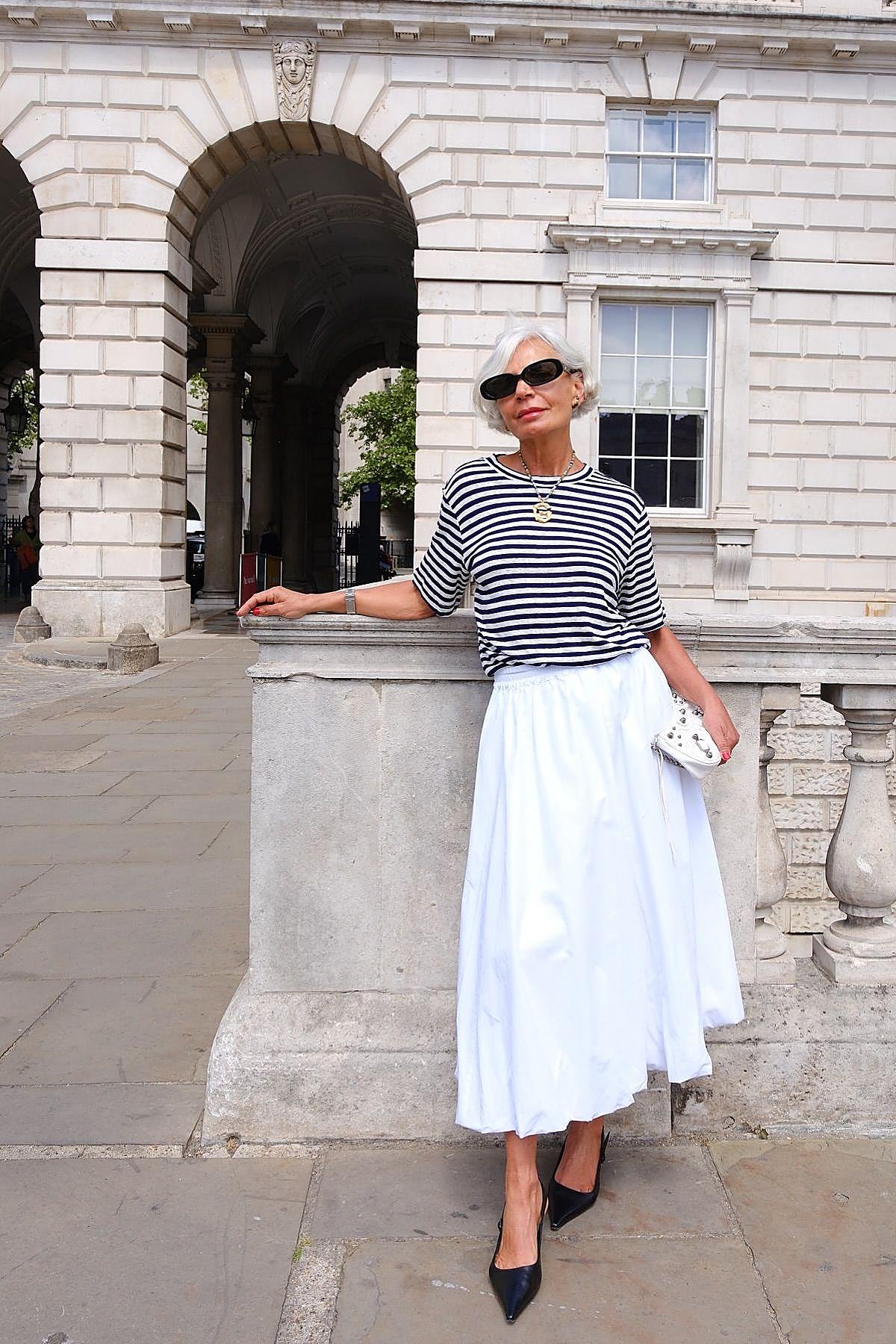 Influencer mayor de 50 con falda globo