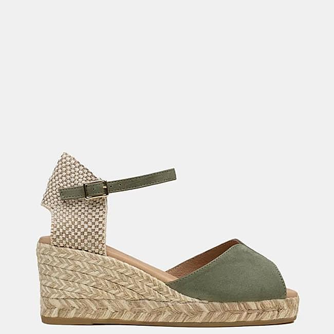 Sandalia verde de yute de Gaimo, 75 euros.