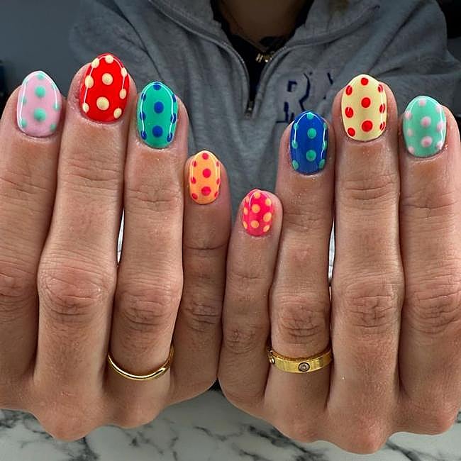 Uñas con estampado de lunares coloridas