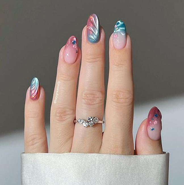 Manicura tendencia mermaid nails con esmalte cat eye