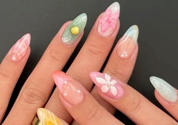 Uñas tendencia de verano 2025 con colores perfectos para resaltar el bronceado