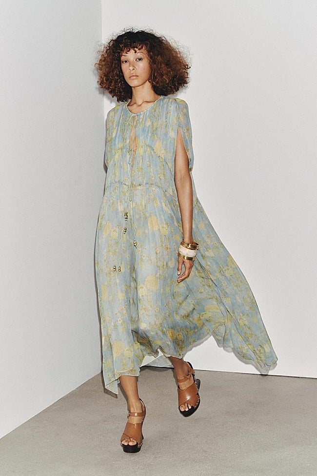 Vestido largo estampado de Zara.