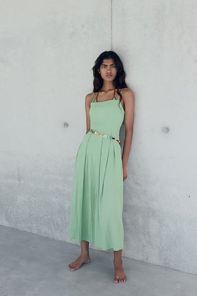 Vestido de tirantes con pinzas.