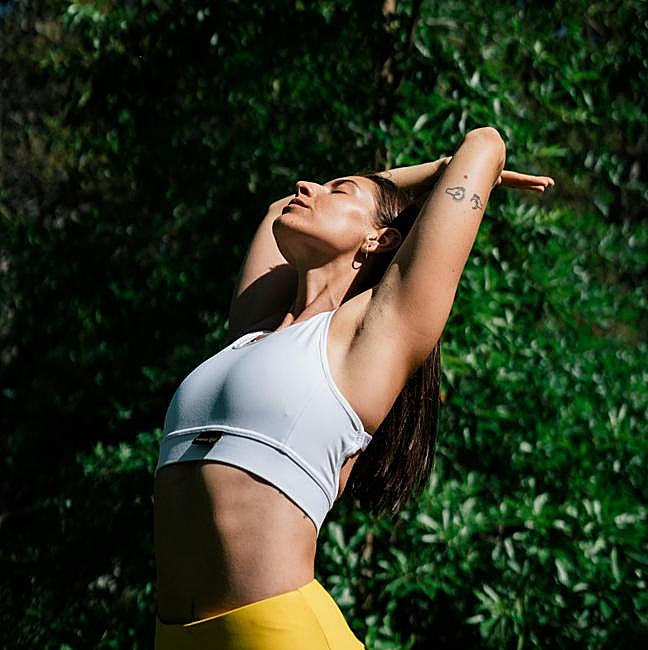 Mujer haciendo ejercicio al aire libre.