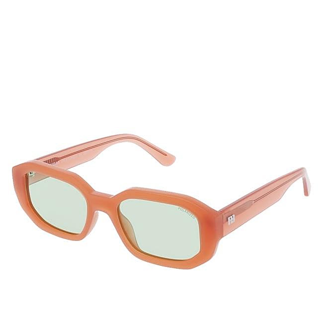 Gafas de sol en color coral de Pull & Bear disponible en Opticalia (49 euros)