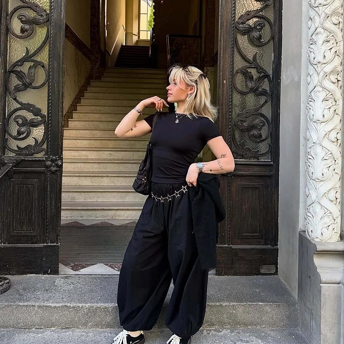 Un look con pantalones bombachos de Bershka.