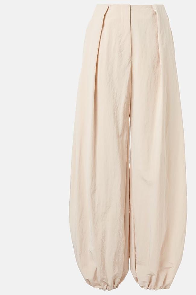 Pantalón bombacho en beis de Jacquemus.