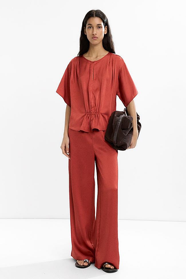 Pantalón satinado con cintura elástica (32,99€)