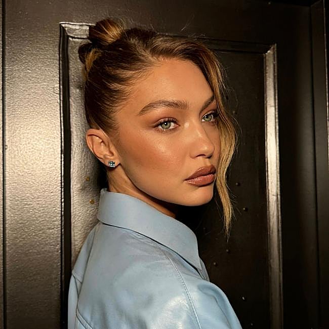 Gigi Hadid con moño tendencia tendy hair
