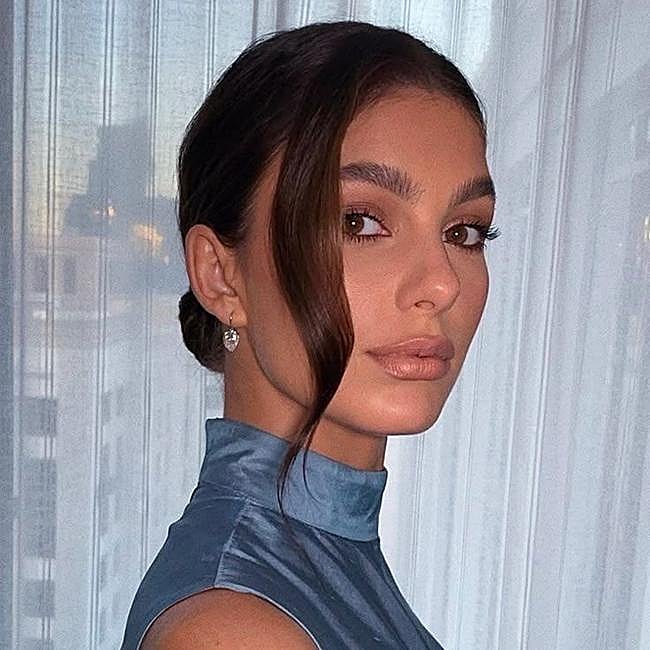 Camila Morrone con moño tendy hair bajo