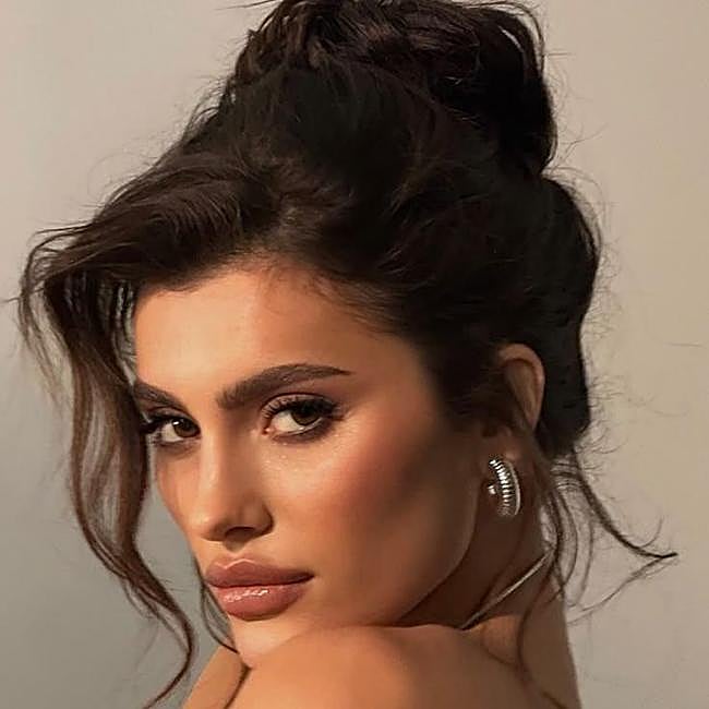 Influencer con moño alto tendy hair