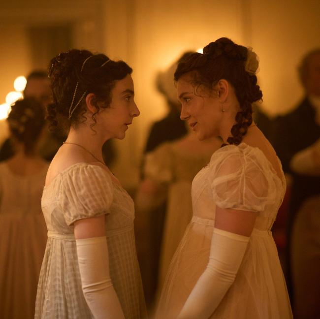 Patsy Ferran como Jane Austen y Synnove Karlsen como su hermana Cassandra en una imagen de la miniserie británica, Miss Austen.