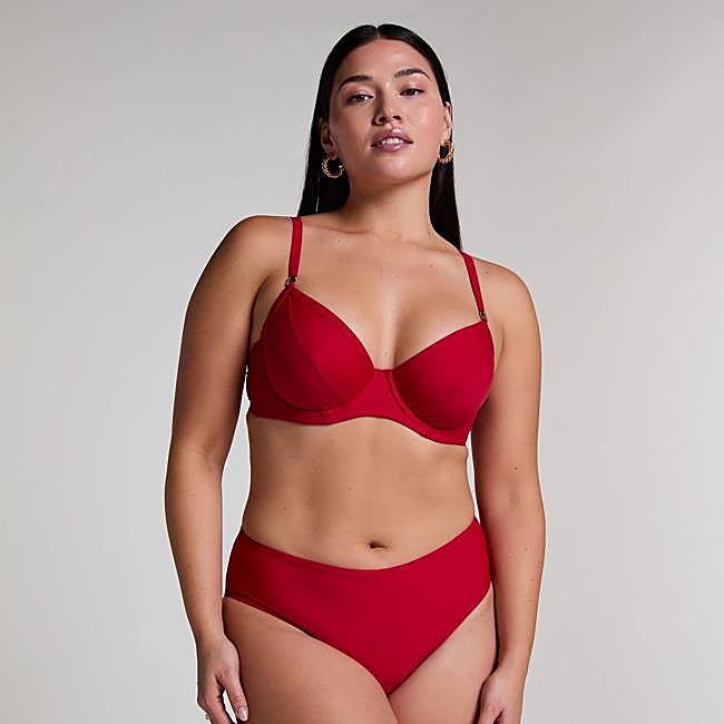 Bikini rojo de Hunkëmoller: braguita 21,99 euros y sujetador 37,99 euros.