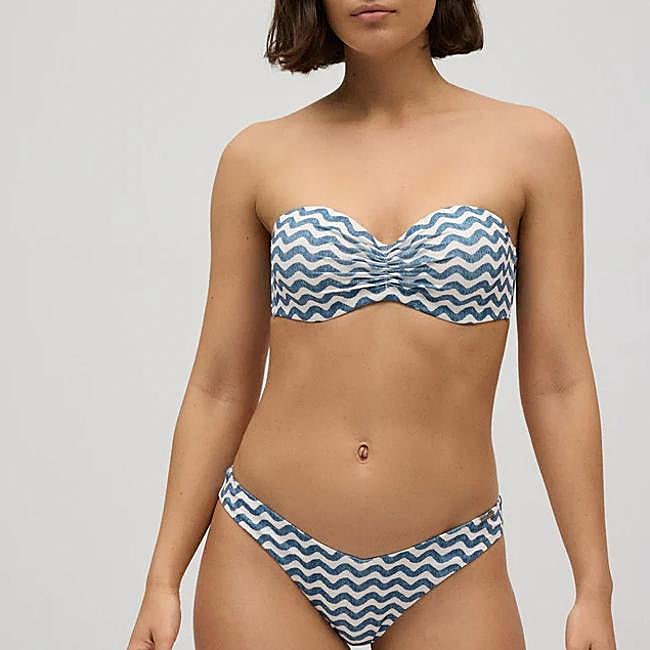 Bikini con ondas marineras de Ysabel Mora: braguita 17,95 euros y sujetador 27,95 euros.