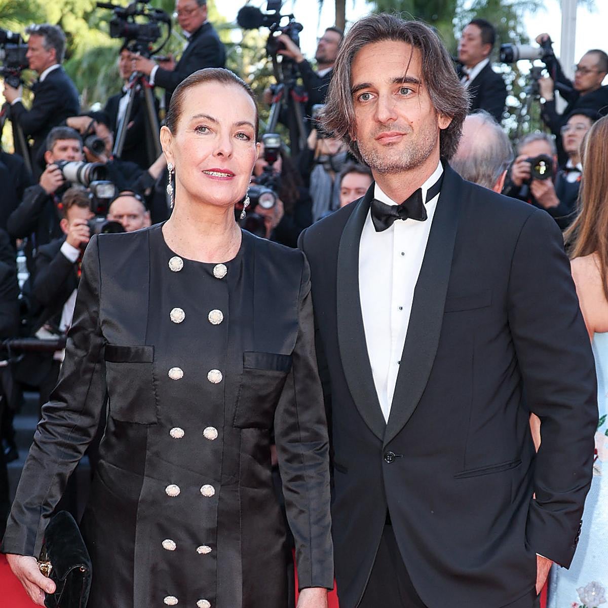 Carole Bouquet en Cannes junto a su hijo Dimitri Rassam.