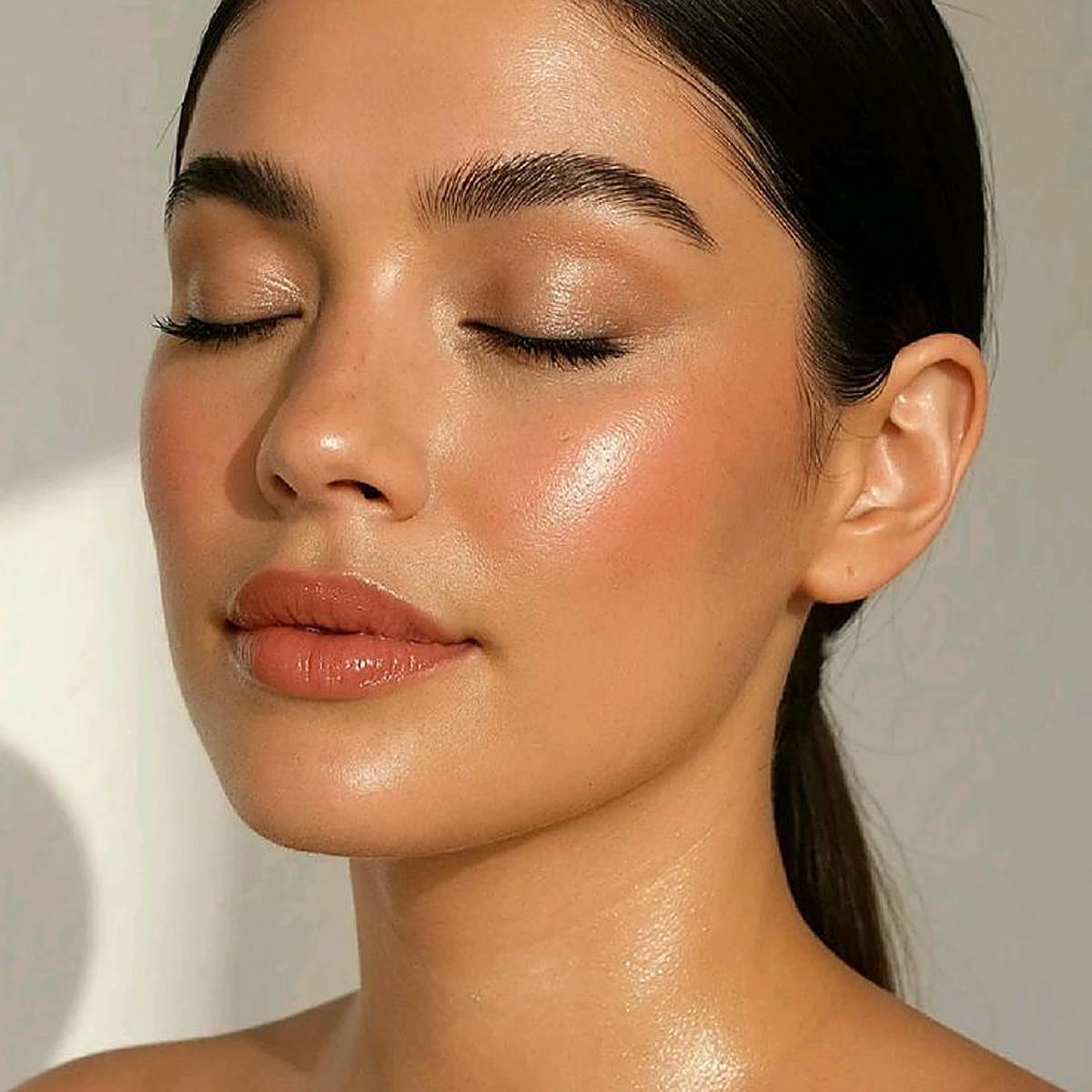 Modelo con colorete con brillo