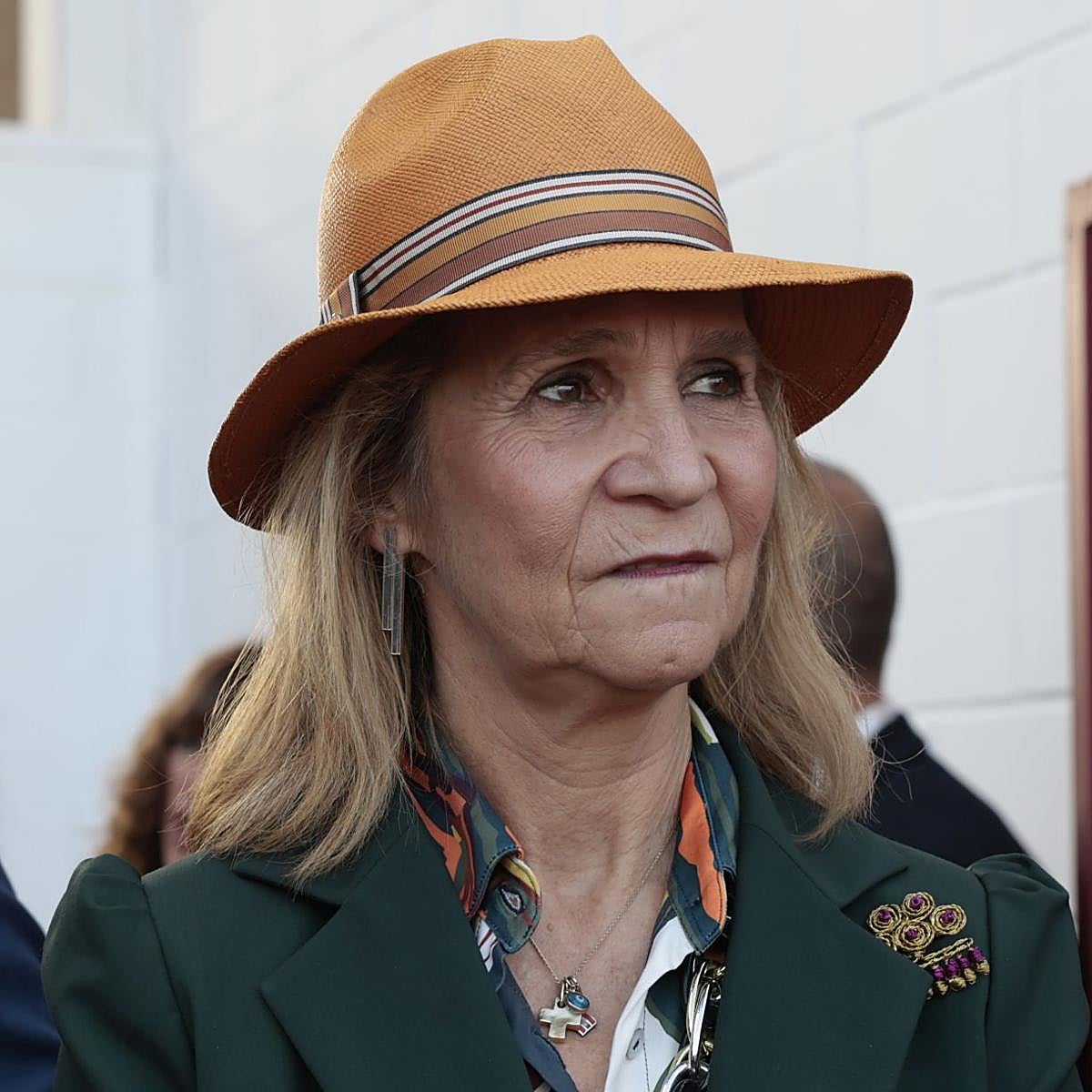 La infanta Elena ha convertido los sombreros, casi siempre borsalinos, en su seña de identidad de estilo.