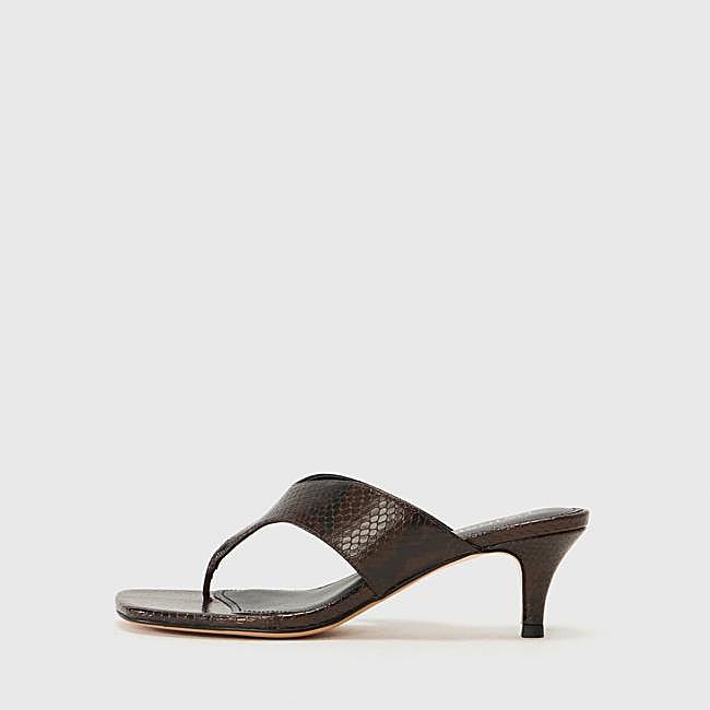 Sandalias de dedo marrón chocolate serpiente de Twinset, 149,90 euros.