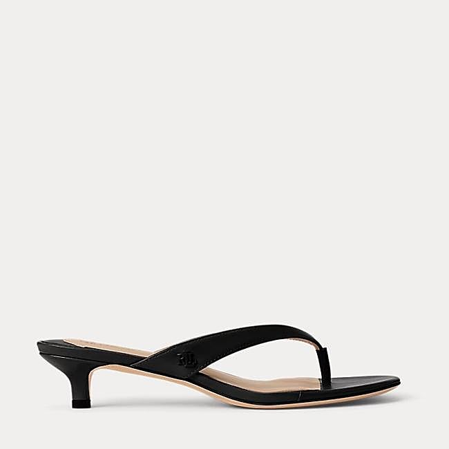 Sandalias de dedo negras de piel de Ralph Lauren, 149 euros.