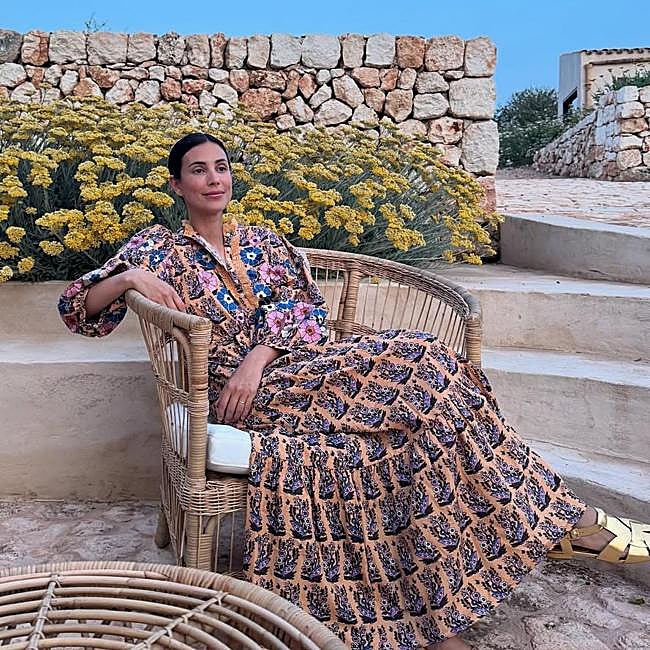 Sassa de Osma con vestido boho y sandalias cangrejeras en dorado.