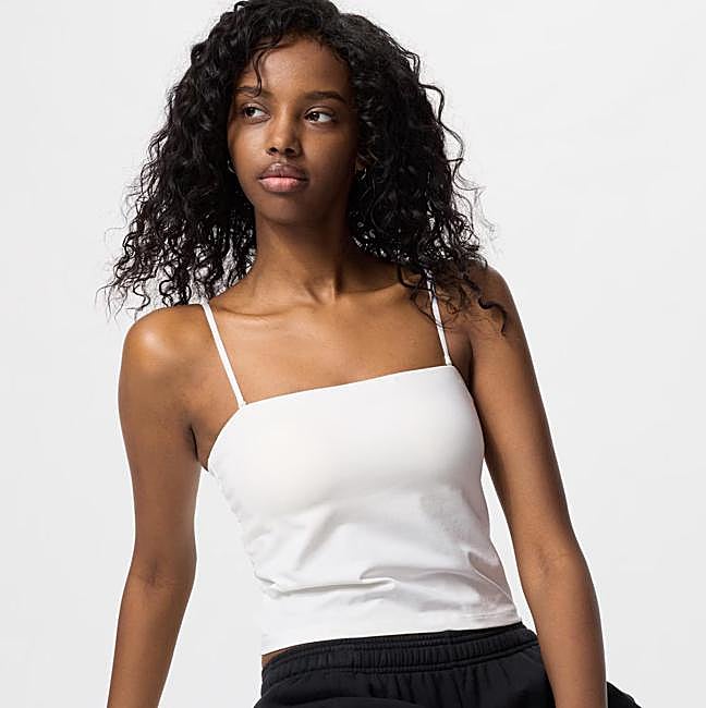 BraTop de Uniqlo en blanco, con tirantes extraíbles.