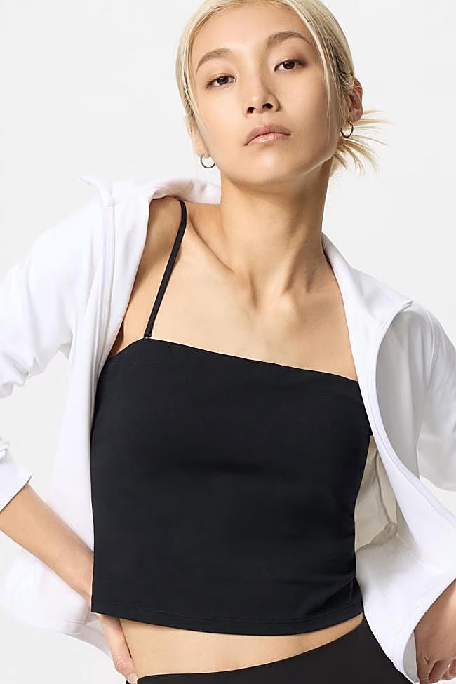 BraTop de Uniqlo en negro con tirante fino.