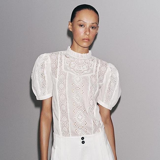 La camisa romántica: Blusa blanca de Zara (39,99 euros)